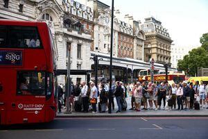 Los viajeros hacen cola para los autobuses fuera de la estación de metro Victoria, que está cerrada debido a que los trabajadores del metro de Londres están en huelga por salarios y condiciones, en Londres, Gran Bretaña, el 19 de agosto de 2022. Foto REUTERS/Henry Nicholls