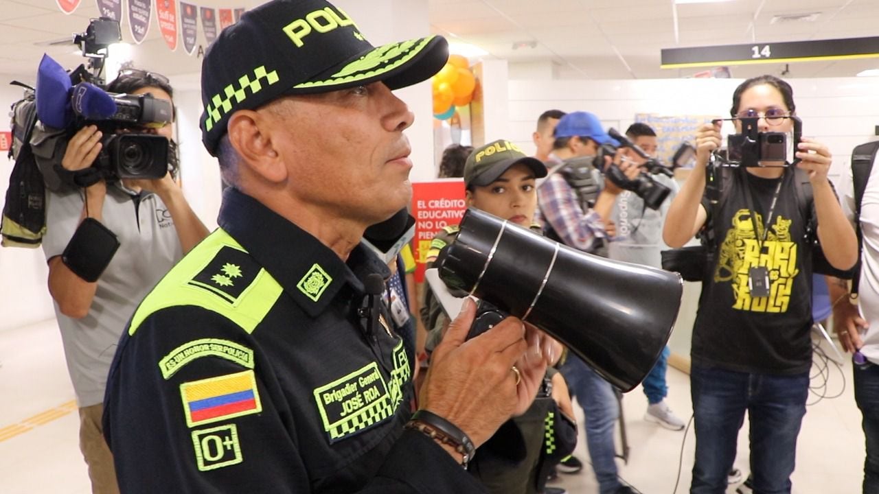 El comandante de la Policía Bucaramanga socializó la estrategia en los bancos.