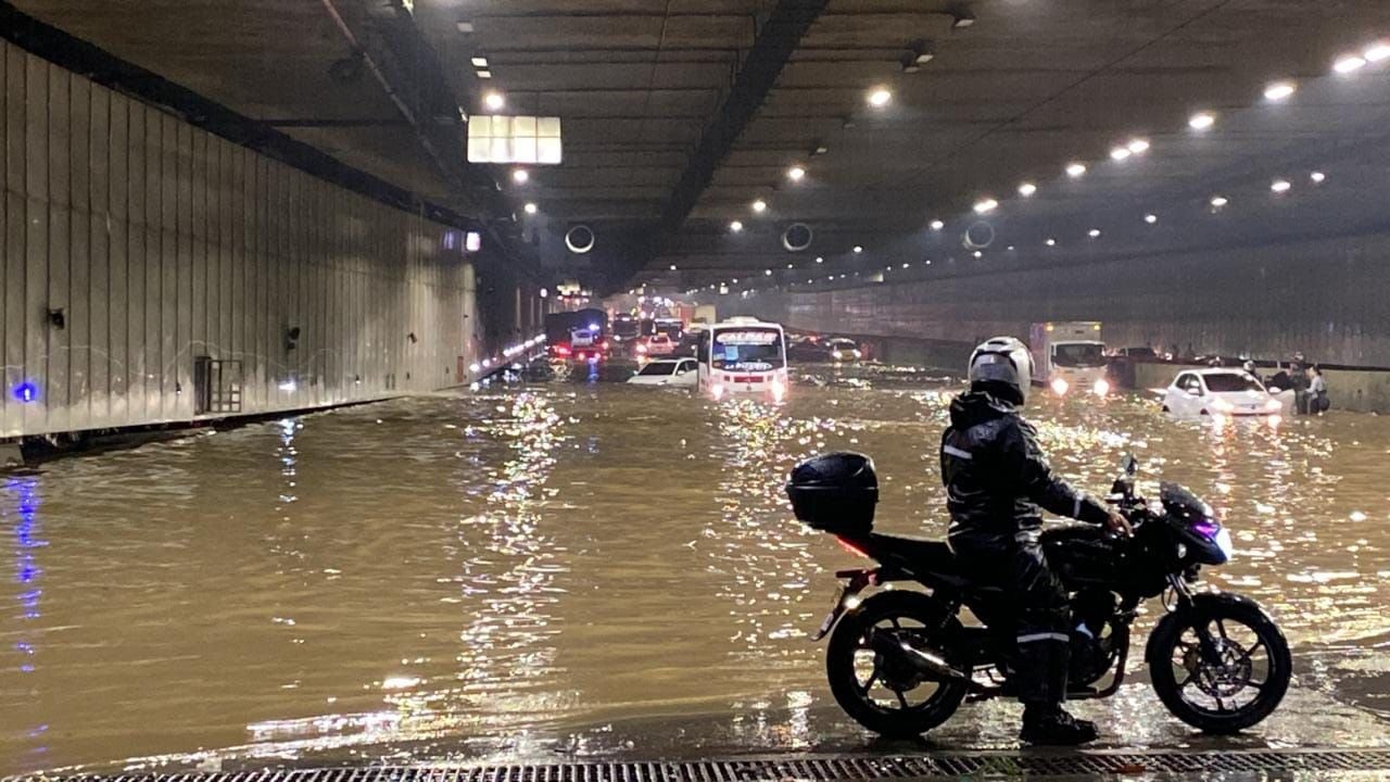 Inundaciones colapsaron la movilidad en Medellín.