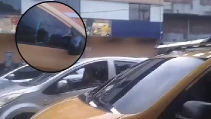 Un limpiaparabrisas habría quebrado los vidrios de un taxi, luego de que el conductor no accediera a la limpieza en un semáforo en Cali.