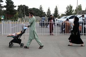 Los pasajeros salen de la terminal doméstica en el Aeropuerto Internacional de Hamid Karzai, en Kabul, Afganistán, sábado, 14 de agosto de 2021. Como una ofensiva talibanera rodea la capital afgana, cada vez que es cada vez más una salida para aquellos que huyen de la guerra, y solo una Camino en las tropas estadounidenses enviadas a proteger a los diplomáticos estadounidenses todavía en el terreno: el aeropuerto. (Foto de AP / Rahmat Gul)
