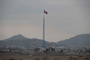 En esta imagen de archivo, una bandera de Corea del Norte ondea sobre un poste en la localidad norcoreana de Gijungdong, vista desde el puesto de observación surcoreano en Paju, en la zona desmilitarizada, durante una visita para la prensa, el 3 de marzo de 2023. (Jeon Heon-Kyun/Pool Foto vía AP, archivo)