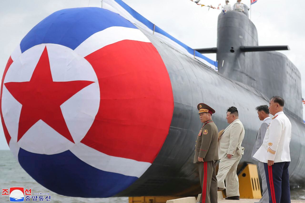En esta fotografía proporcionada por el gobierno de Corea del Norte, el líder de Corea del Norte, Kim Jong Un, segundo a la izquierda, mira lo que se dice un nuevo submarino de ataque nuclear "Hero Kim Kun Ok" en un lugar no especificado en Corea del Norte el miércoles 6 de septiembre de 2023.