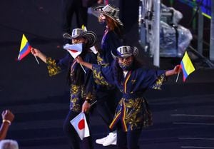 Juegos Olímpicos de Tokio 2020 - Ceremonia de apertura de los Juegos Olímpicos de Tokio 2020 - Estadio Olímpico, Tokio, Japón - 23 de julio de 2021. Atletas de Colombia durante el desfile de atletas en la ceremonia de apertura REUTERS / Lucy Nicholson