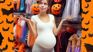 Mujer embarazada buscando disfraz de Halloween