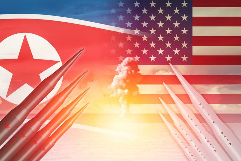 Banderas de Corea del Norte y Estados Unidos y, en el medio, misiles