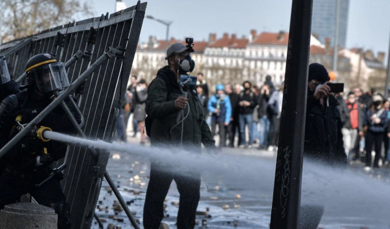 Con chorros de agua a presión, las autoridades en París, Francia, tratan de controlar a los manifestantes