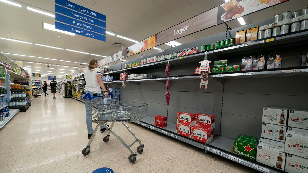 Una vista de los estantes vacíos en un supermercado Tesco en Manchester, Inglaterra. Los minoristas, fabricantes y proveedores de alimentos también informaron interrupciones debido a la escasez de conductores de camiones. (AP Photo / Jon Super)
