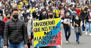 Pese a los tiempos de pandemia, miles de colombianos salieron a las calles para protestar en contra del Gobierno. 