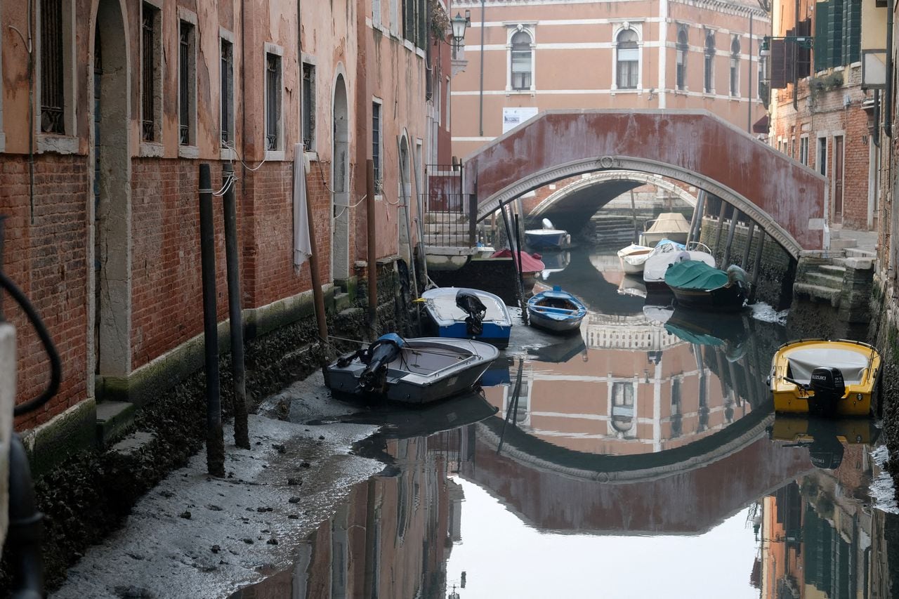 Un espectáculo tanto más paradójico cuanto Venecia se ve con frecuencia amenazada por el fenómeno inverso de "acqua alta", marea muy alta que inunda con frecuencia la famosa plaza de San Marcos.