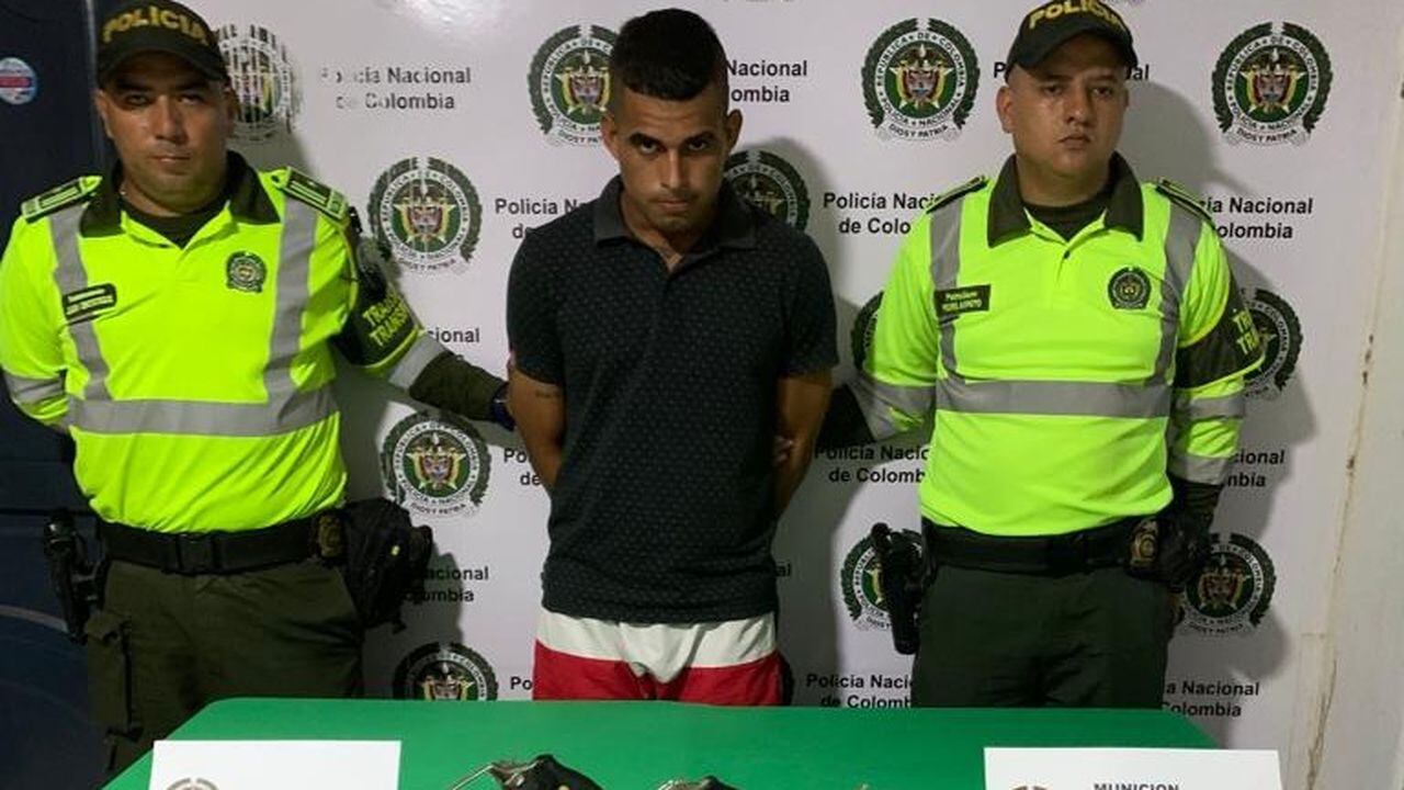 Este es el joven que fue capturado con las armas ocultas dentro de una bolsa plastica