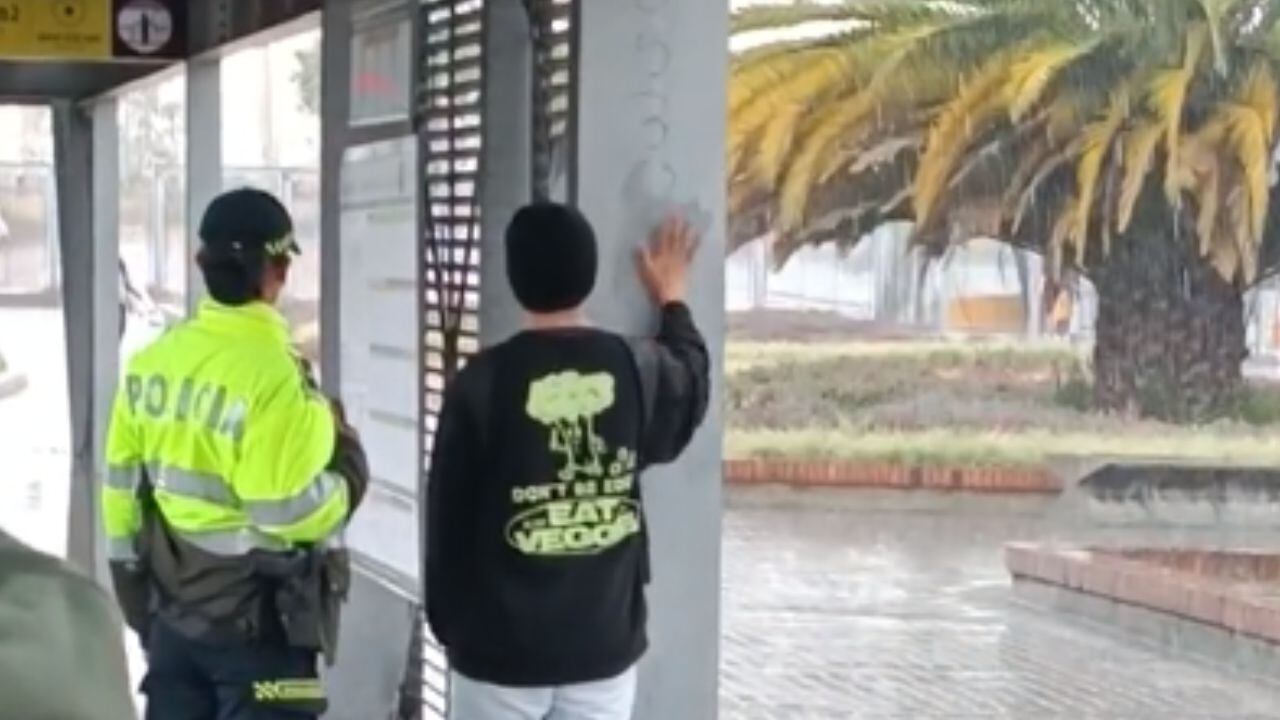 Video | Joven tuvo que limpiar con la mano el grafiti que realizó en una estación de TransMilenio