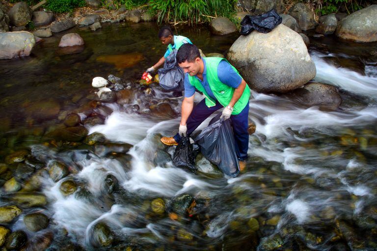 El río Pance en Cali. Nace en los Farallones de Cali. El río es uno de los principales destinos turísticos. Desde el Pueblo Pance hasta zona conocida como La Vorágine hay restaurantes y parques recreativos. Cada fin de semana es contaminado por sus visitantes, los residentes realizan labores de limpieza.