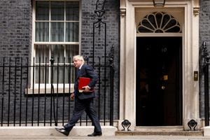 El primer ministro británico, Boris Johnson, camina en Downing Street, en Londres, Gran Bretaña, el 6 de julio de 2022. Foto REUTERS/John Sibley 