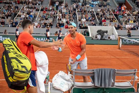 Carlos Alcaraz y Rafael Nadal, tenistas españoles.