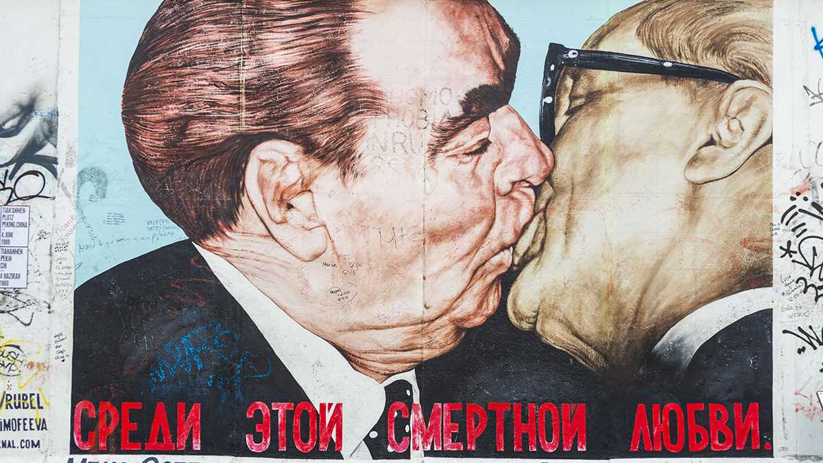 "El gran beso", una de las imágenes más legendarias y polémicas del East Side Gallery.