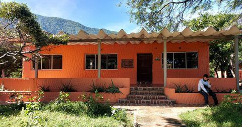 Casa construida ilegalmente en predios de la Nación ubicados en el Parque Tayrona.  Parques Nacionales Naturales.