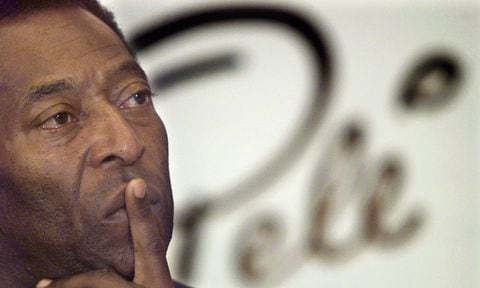 FILE PHOTO: Brazilian soccer legend Pele listens to questions from reporters during a press conference at the Sofitel hotel in Rio de Janeiro, Brazil, August 7, 2001. REUTERS/Sergio Moraes/File Photo