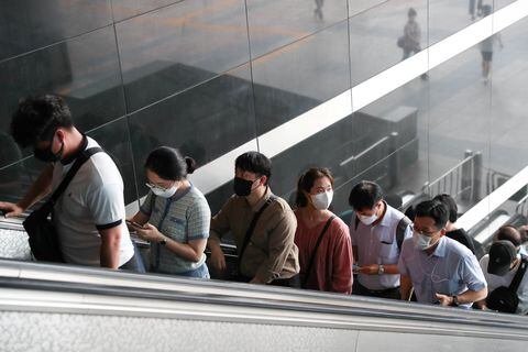 Las personas que usan máscaras faciales toman las escaleras mecánicas en la estación Yongsan en Seúl, Corea del Sur