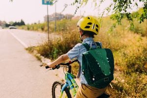 Un niño rumbo al colegio en bicicleta