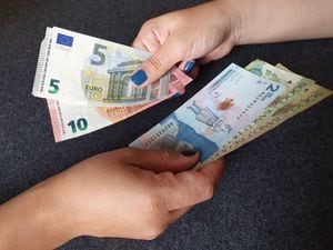 Cambio entre billetes de euros y de pesos colombianos. Imagen de referencia.