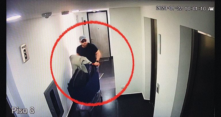 SUNDAY, JANUARY 22, 10:00 AM The alleged murderer leaves the apartment with the grocery cart and a suitcase.  According to the investigation, there he carries the body of Valentina Trespalacios.