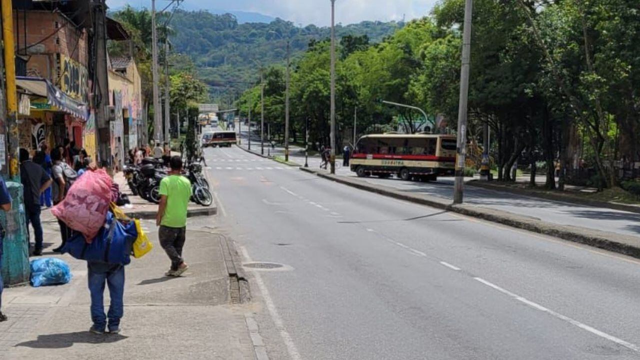 Con vehículos un grupo de manifestantes bloquea la avenida Barranquilla y el puente regional en Medellín.