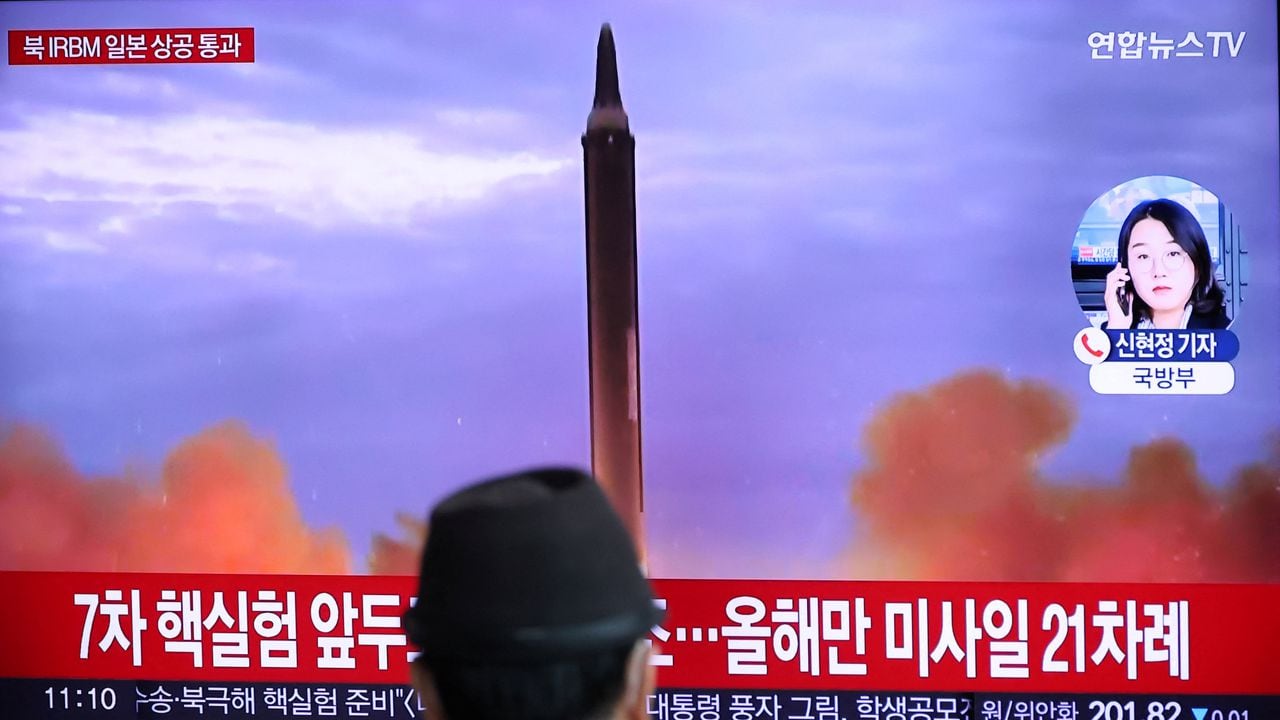 Lanzamiento de misiles de Corea del Norte toma por sorpresa a Japón cuando suenan sirenas. -Foto: REUTERS / Kim Hong-Ji