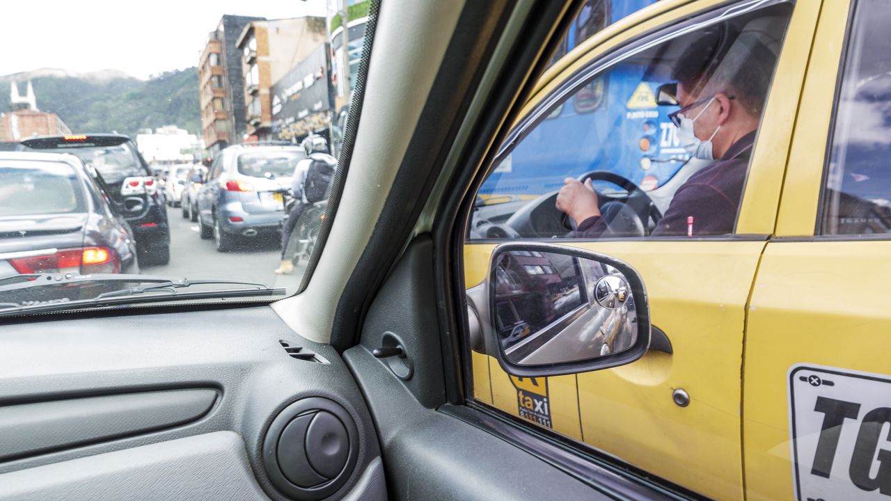 Denuncian que taxista cobró a extranjeros en Bogotá una carrera de casi un millón de pesos