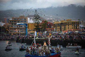 Los penitentes llevan la Virgen del Carmen, patrona de los pescadores, al Puerto de la Cruz en la isla canaria española de Tenerife el 11 de julio de 2017. / AFP PHOTO / DESIREE MARTIN  