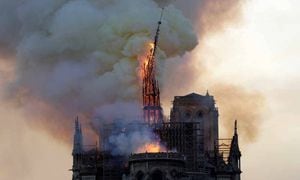 "Notre Dame de París presa de las llamas. Dolor de toda una nación. Pensamiento para todos los católicos y para todos los franceses", dijo el presidente de Francia. FOTO:  Geoffroy VAN DER HASSELT / AFP