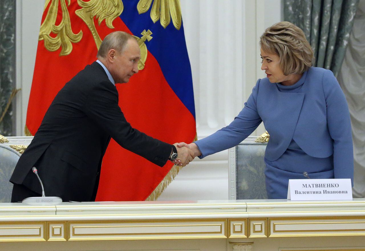 El presidente ruso, Vladimir Putin (izquierda), saluda a la presidenta del Consejo de la Federación, Valentina Matviyenko (derecha), durante el Consejo de Proyectos Nacionales