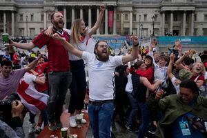 Los fanáticos de Inglaterra celebran al final del partido por el campeonato de fútbol de octavos de final de la Euro 2020 entre Inglaterra y Alemania que se juega en el estadio de Wembley de Londres, en una fan zone en el centro de Trafalgar Square en Londres, el martes 29 de junio de 2021. Inglaterra ganó 2-0. Foto: AP / Matt Dunham.