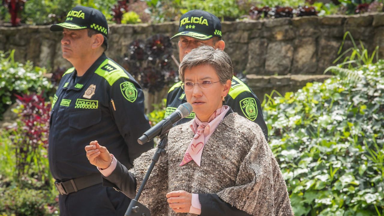 La alcaldesa Claudia López al término de un Consejo de Seguridad aseguró que los casos de personas asesinadas en Bogotá y abandonadas en bolsas de basura es por ajustes de cuentas del narcotráfico.