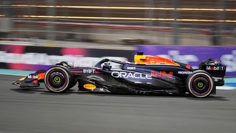 Monoplaza de Red Bull (Max Verstappen) corriendo en la Fórmula 1.