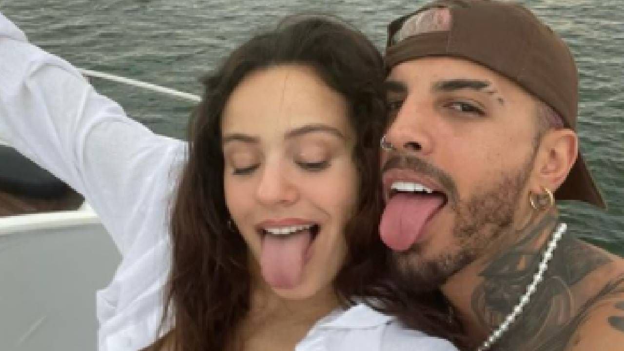 La pareja de cantantes es señalada de realizar un show sin autorización cuando Puerto Rico atravesaba uno de los picos más altos de contagio por coronavirus.