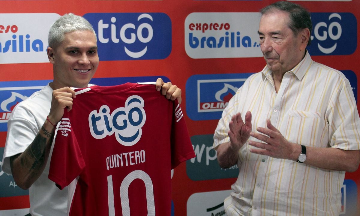 Colombian Juan Fernando Quintero (L) poses with his new jersey, next to businessman Fuad Char, during the presentation as new player of Colombia's Junior team, at the Metropolitano stadium, in Barranquilla on January 15, 2023.
AFP/Jesus RICO