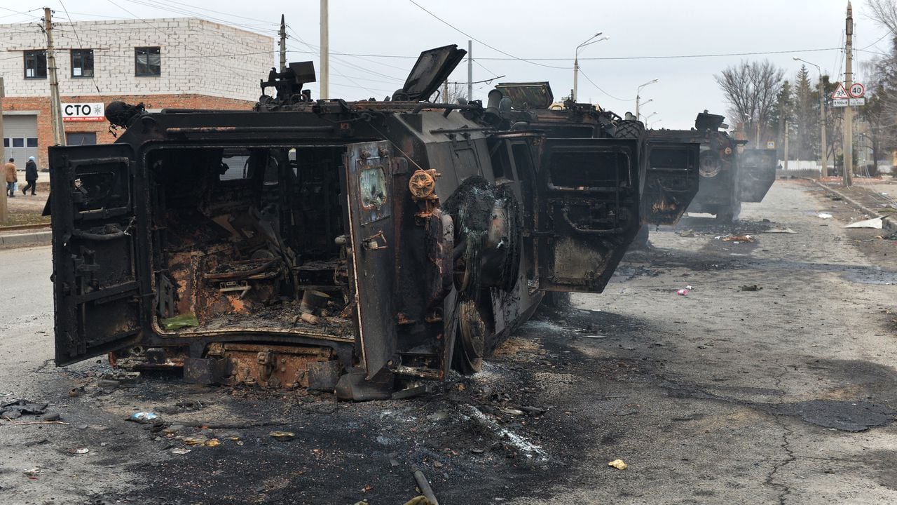 Esta imagen muestra los vehículos de movilidad de infantería rusa GAZ Tigr destruidos a unos 50 km de la frontera entre Ucrania y Rusia, el 28 de febrero de 2022. (Foto de Sergey BOBOK / AFP)
