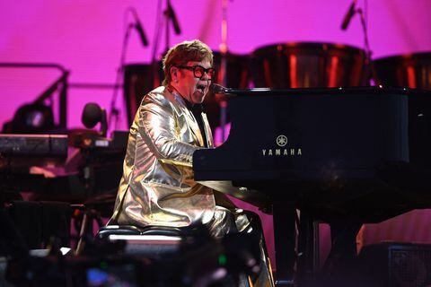El legendario cantante británico Elton John se presenta en el Pyramid Stage el día 5 del festival de Glastonbury en el pueblo de Pilton en Somerset, suroeste de Inglaterra, el 25 de junio de 2023.