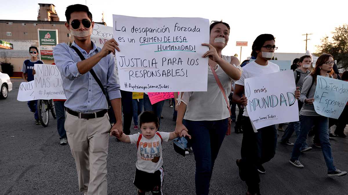Estudiantes de derecho de la Universidad Autónoma de Coahuila se manifiestaron contra la desaparición de 43 estudiantes en el estado de Guerrero. 