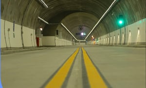 El túnel tiene una extensión de 1,4 kilómetros y es de circulación bidireccional.