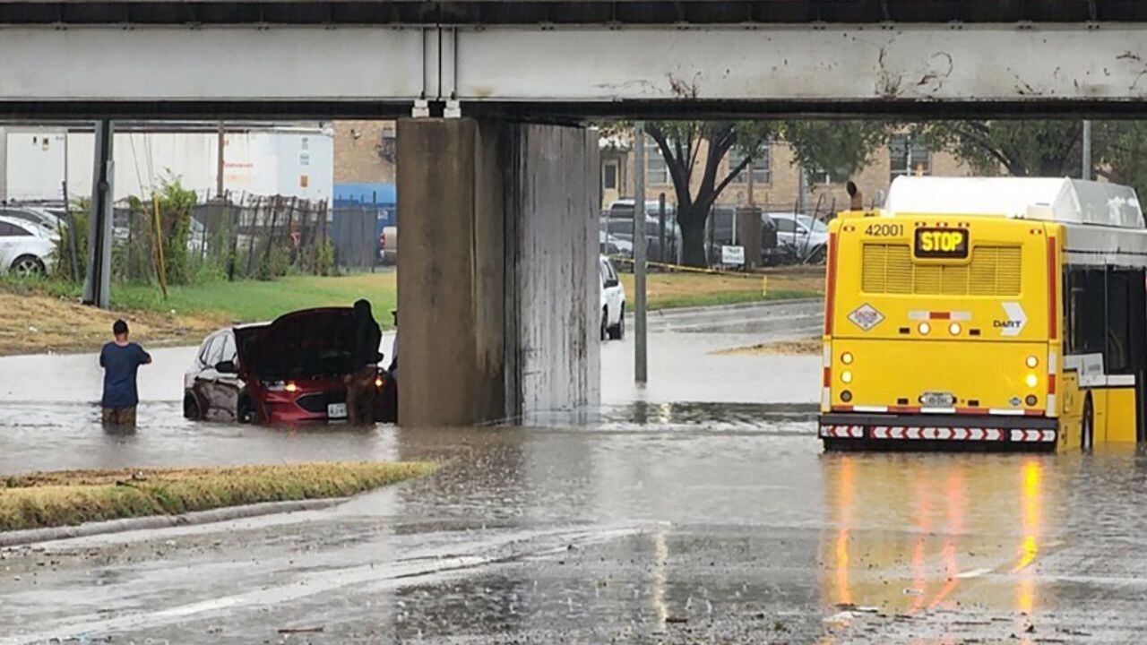 Vehículos quedaron atrapados bajo el agua debido a las fuertes lluvias que cayeron sobre Dallas, Texas
