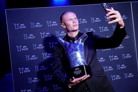 Erling Haaland con el trofeo a mejor jugador de la Uefa.