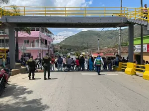 Miembros de las comunidades indígenas y campesinas se tomaron el corredor principal de Dagua, Valle, en rechazo a la construcción de varias torres eléctricas en la cordillera occidental .
