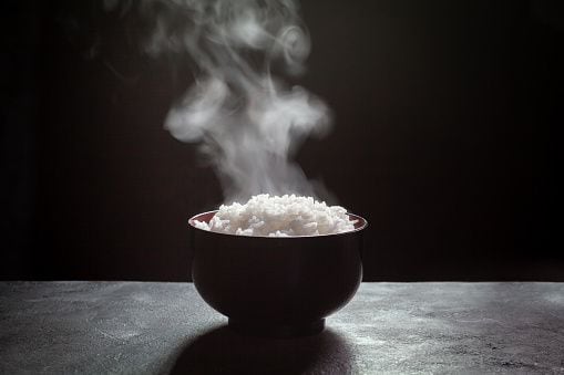 El arroz es un grano que se cultiva ampliamente en todo el mundo y se conoce en diferentes variedades.