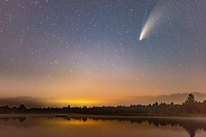 Cometa Neowise en el oscuro cielo nocturno después del atardecer, Torrance Barrens Dark-Sky Preserve, Gravenhurst, Canadá