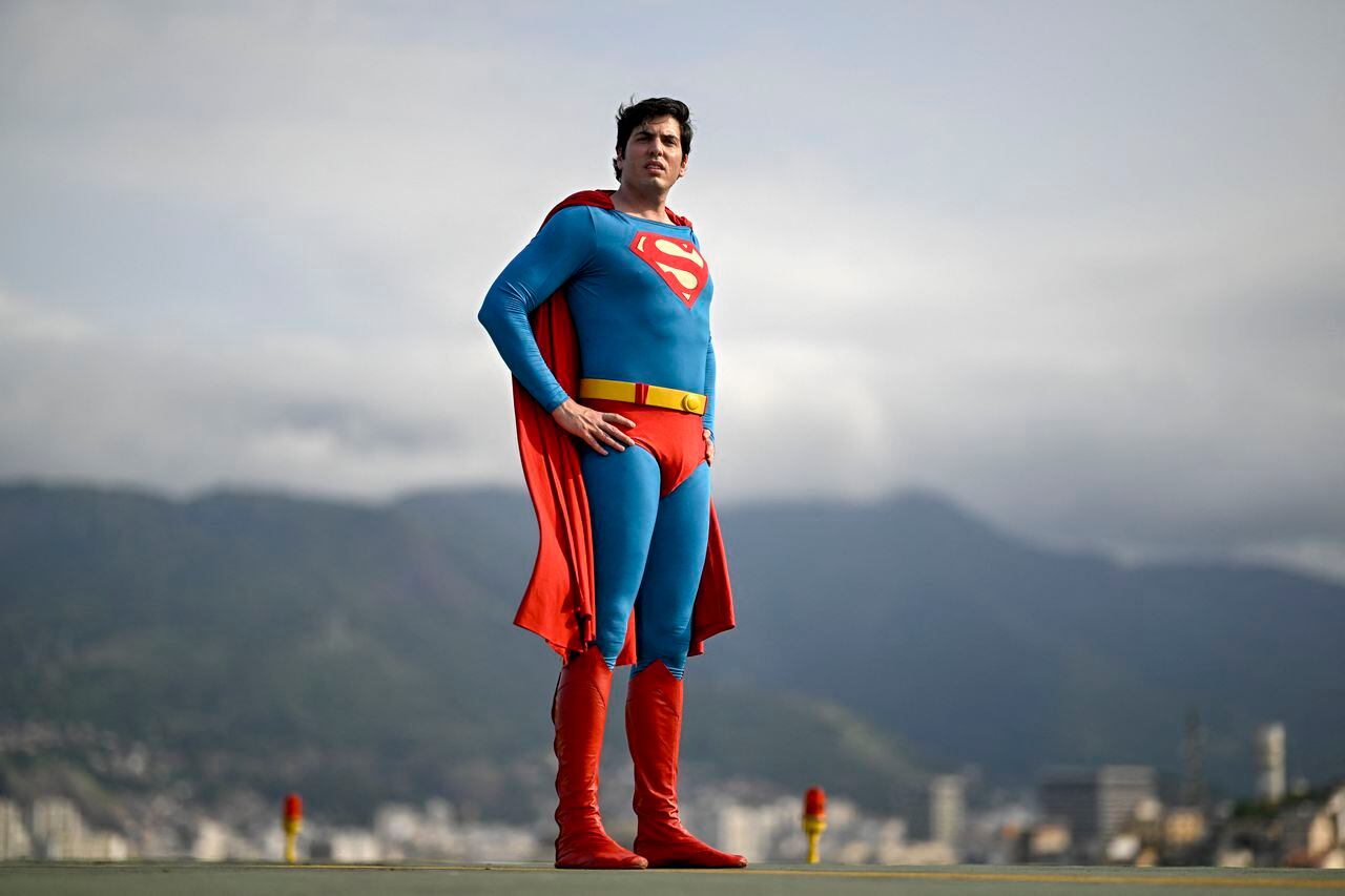 Leonardo Muylaert, de 36 años, conocido como el Superman brasileño, posa para una fotografía en el helipuerto del Instituto Nacional de Traumatología y Ortopedia