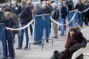 ARCHIVO - Gente esperando a vacunarse contra el COVID-19 en Zagreb, el jueves 4 de noviembre de 2021. (AP Foto/Darko Bandic, Archivo)