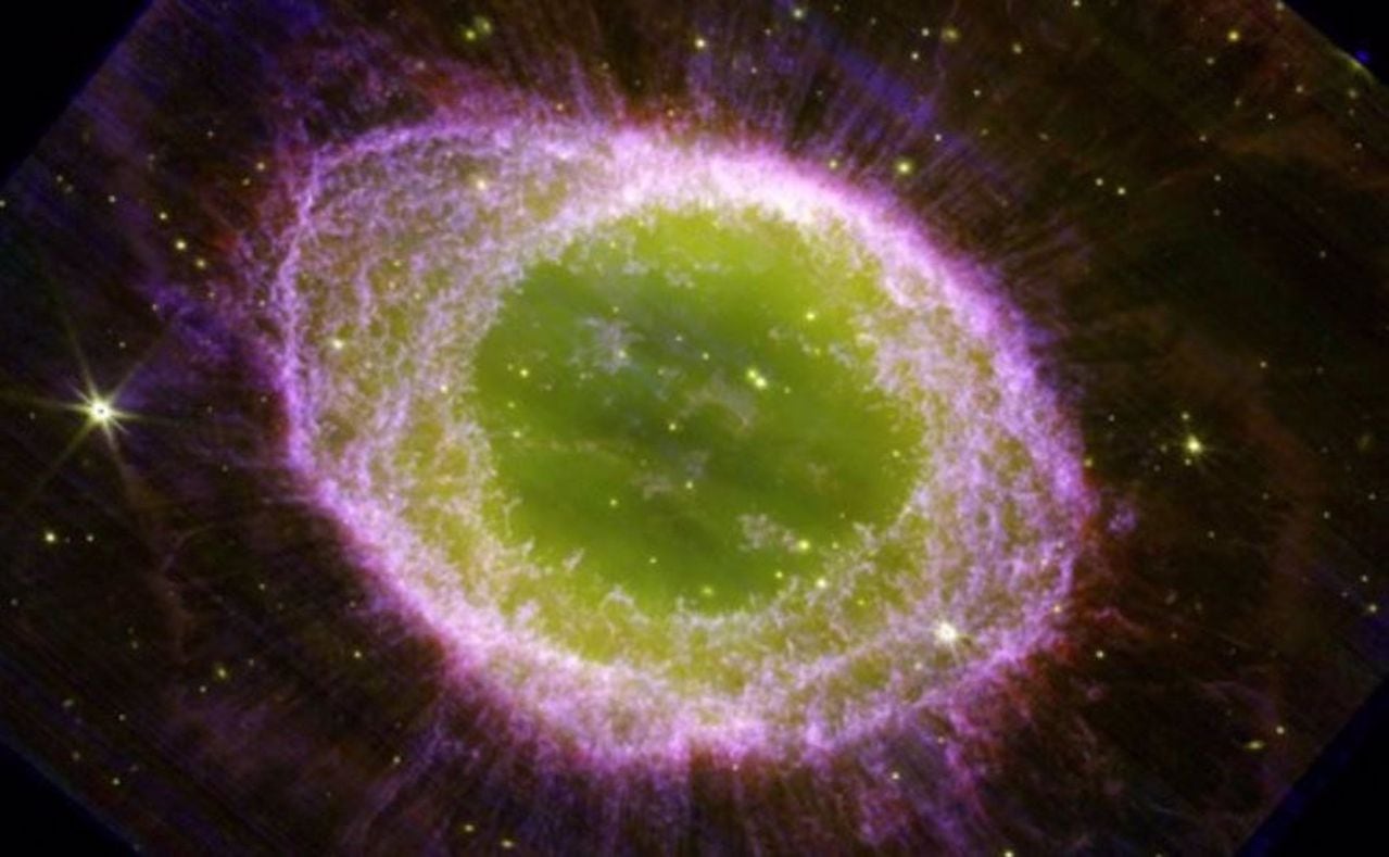 El Telescopio Espacial James Webb (JWST) ha registrado nuevas imágenes impresionantes de la icónica Nebulosa del Anillo, también conocida como Messier 57.