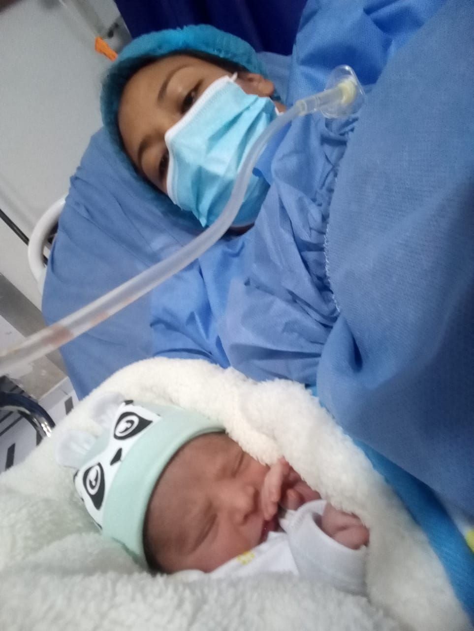 Gina Osuna  y su bebé vivas después del parto